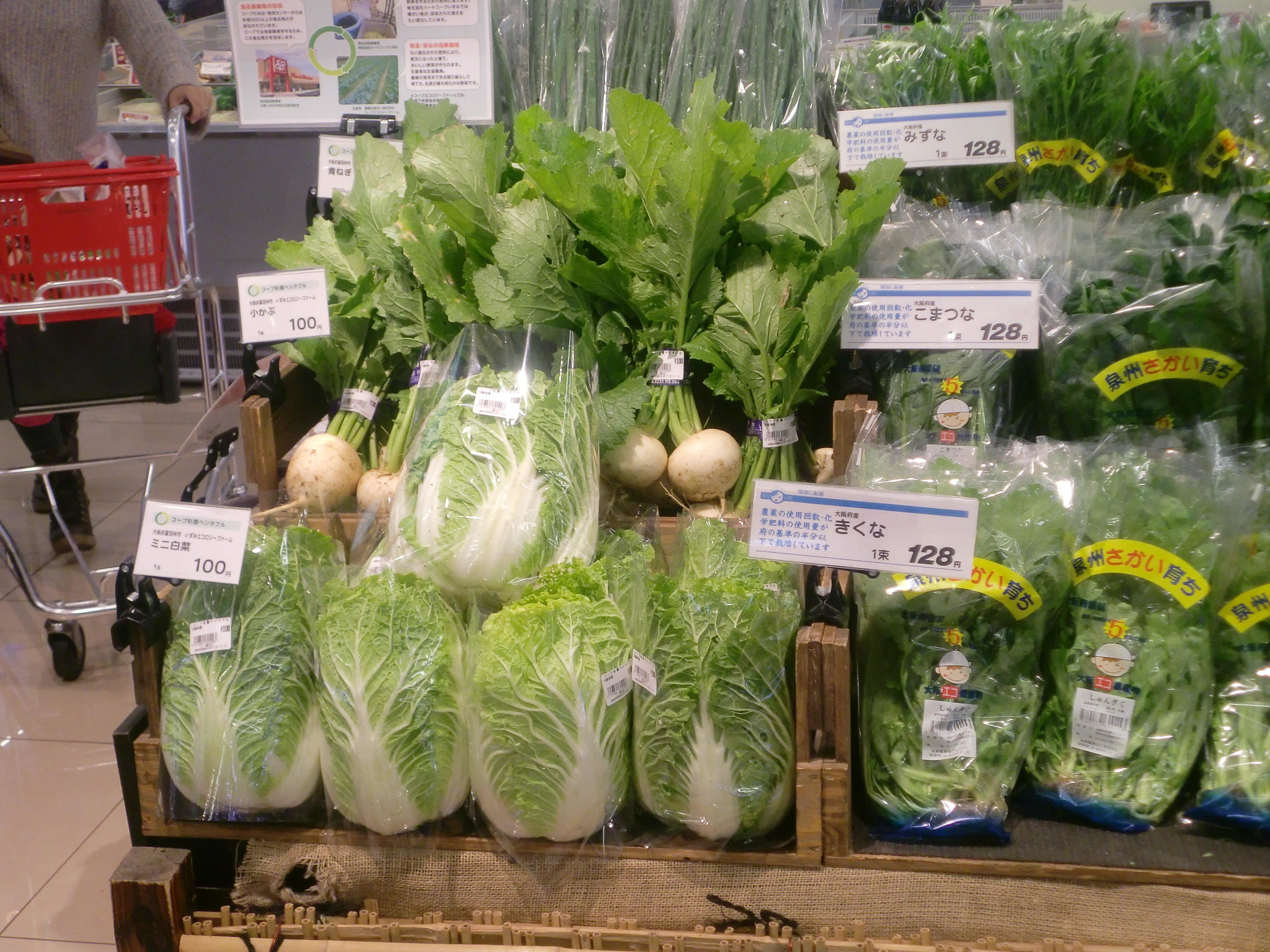 店頭での野菜販売の画像