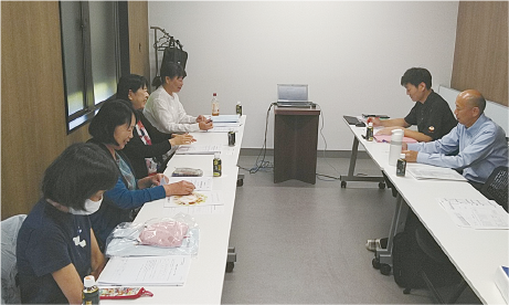 生産者から説明を受けるようす イメージ