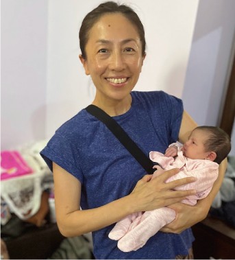 ▲戦禍で産まれた赤ちゃんを抱っこする川瀨さん